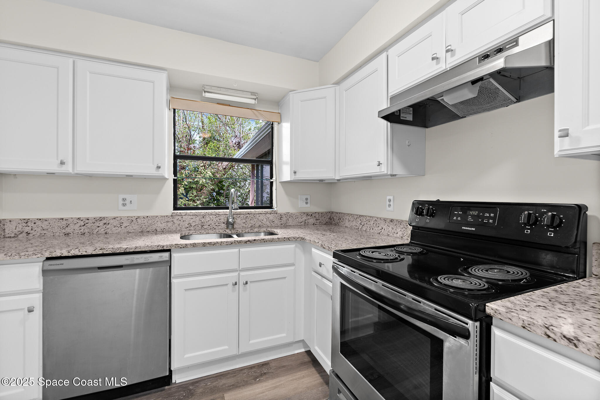 425 Willow Tree Drive Melbourne, FL 32940 - Photo 2 of 25 Kitchen