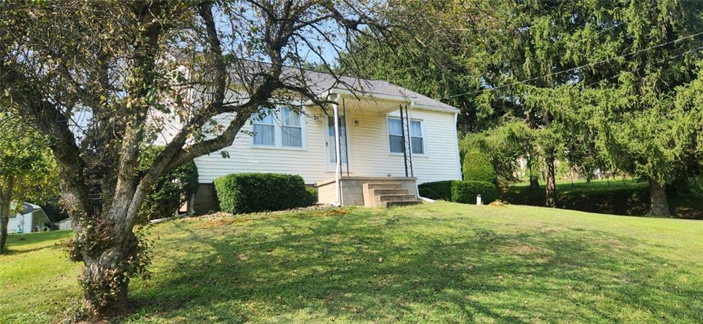 a view of a house with a yard