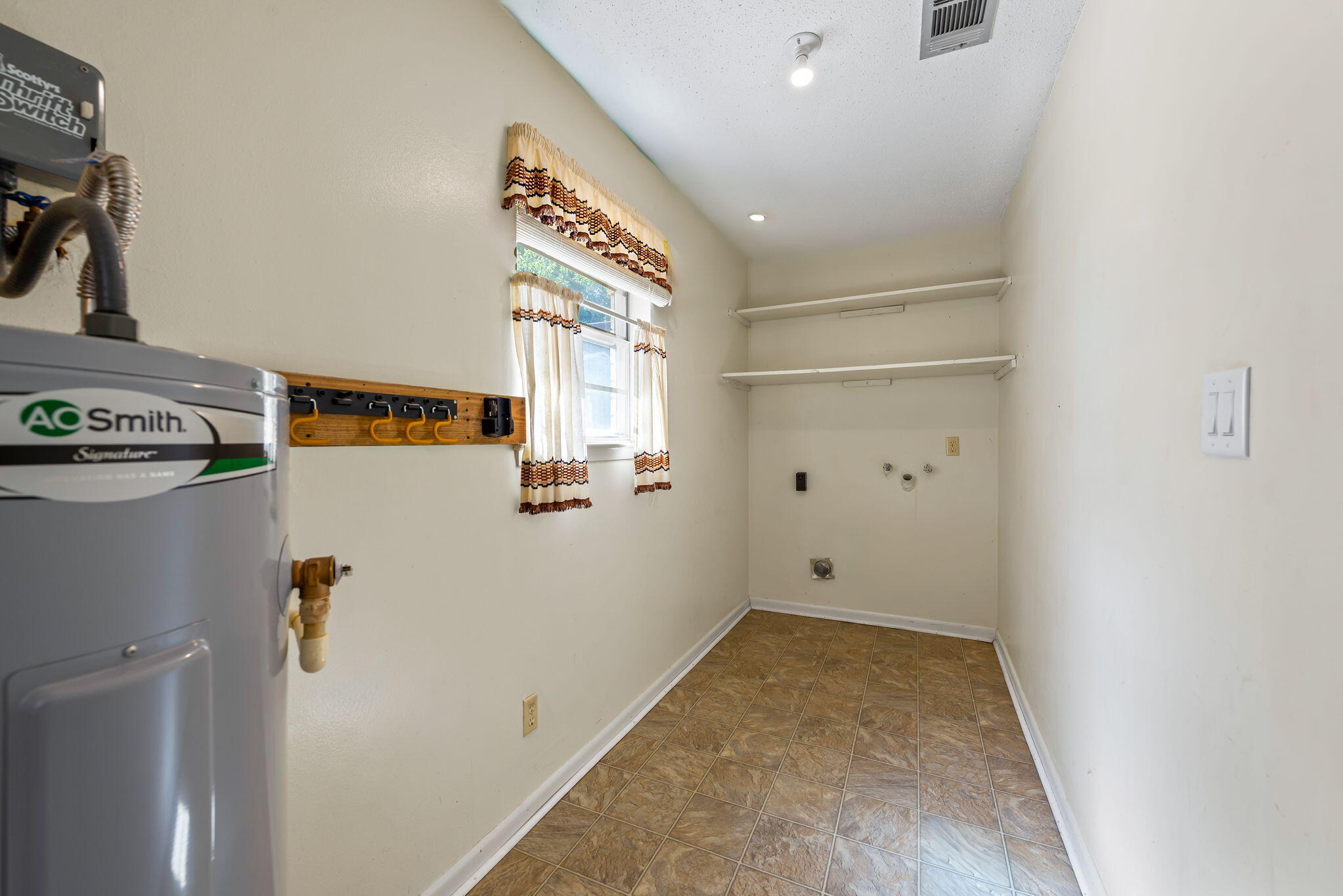 5485 Mulat Road Milton, FL 32583 - Photo 17 of 38 Laundry Room