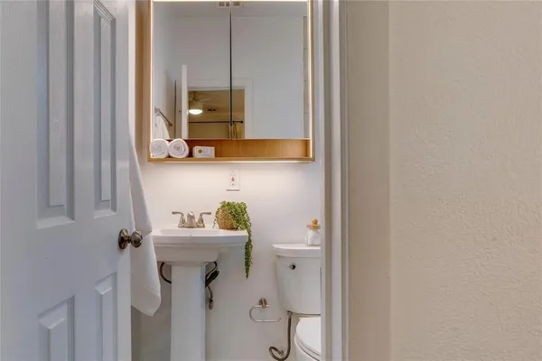 $2,800 | 716 South Rosemont Avenue, Dallas, TX 75208
