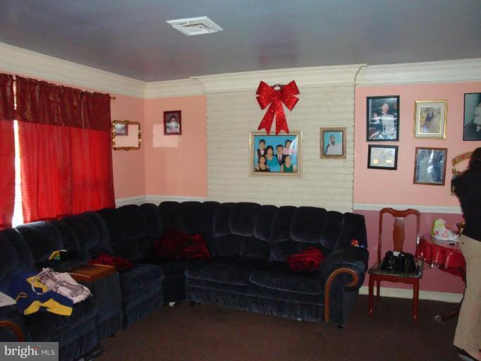 510 Royalton Road Silver Spring, MD 20901 - Photo 3 of 14 a living room with furniture and a window