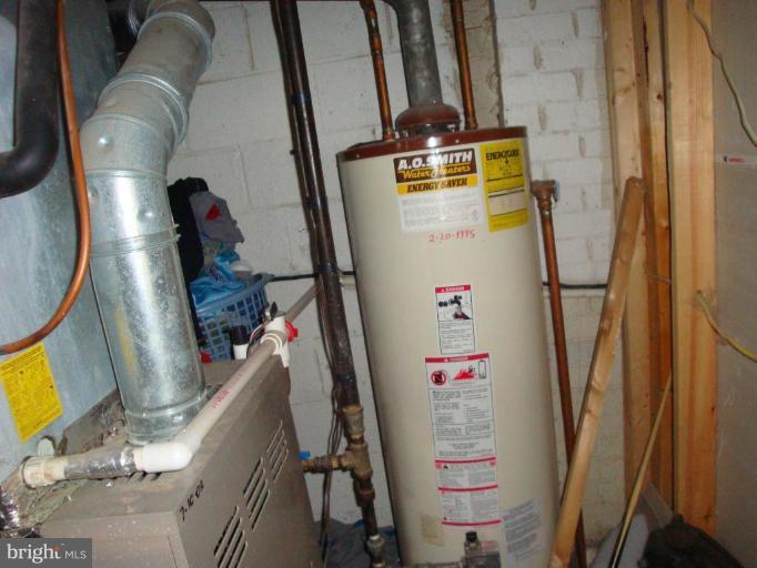 510 Royalton Road Silver Spring, MD 20901 - Photo 10 of 14 a utility room with dryer and washer