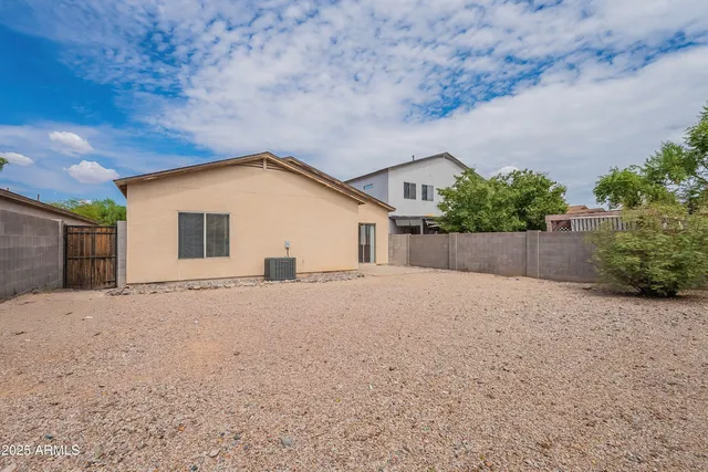 a view of a backyard