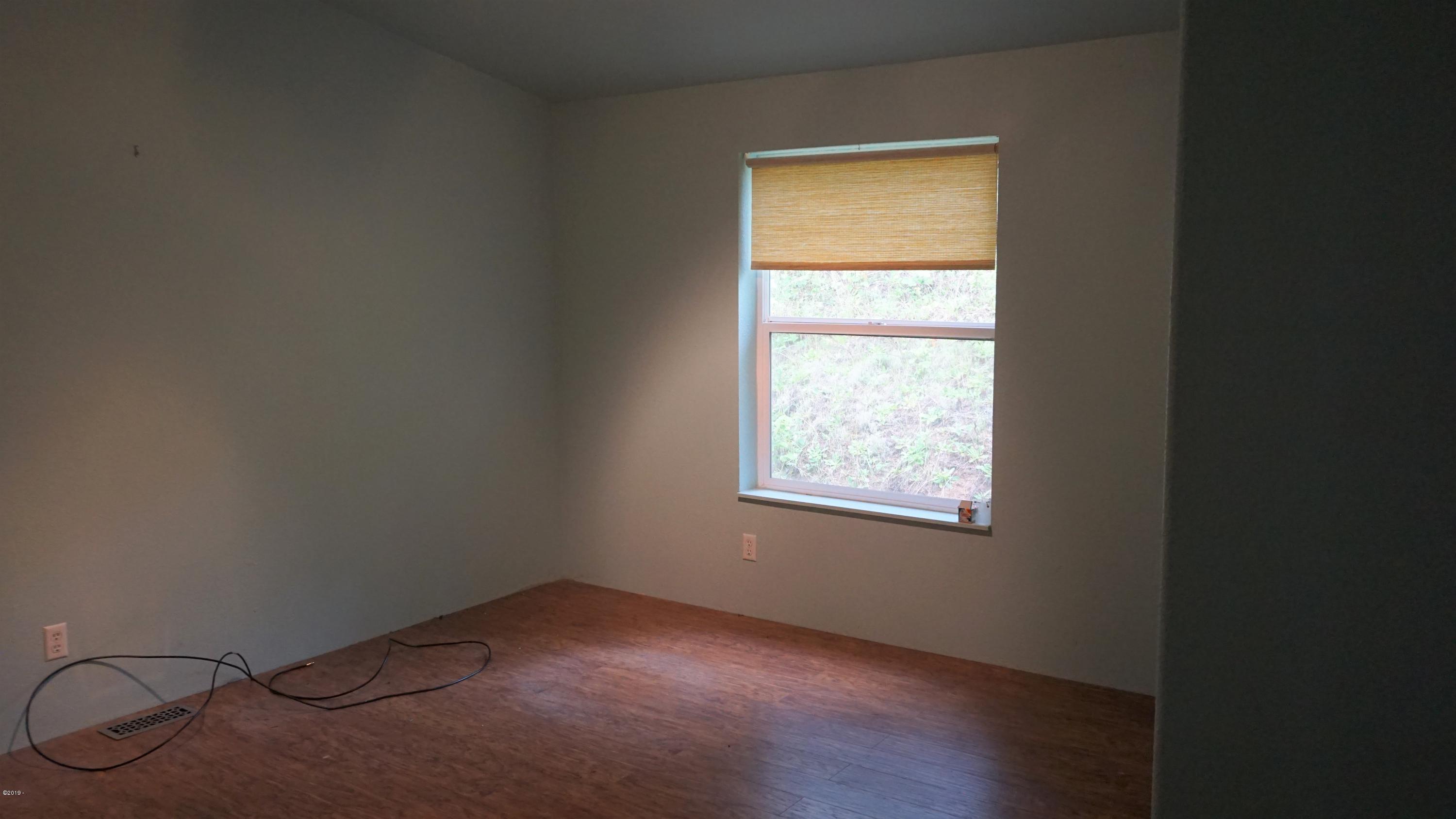 468 Northeast East Slope Road Toledo, OR 97391 - Photo 7 of 15 Master suite