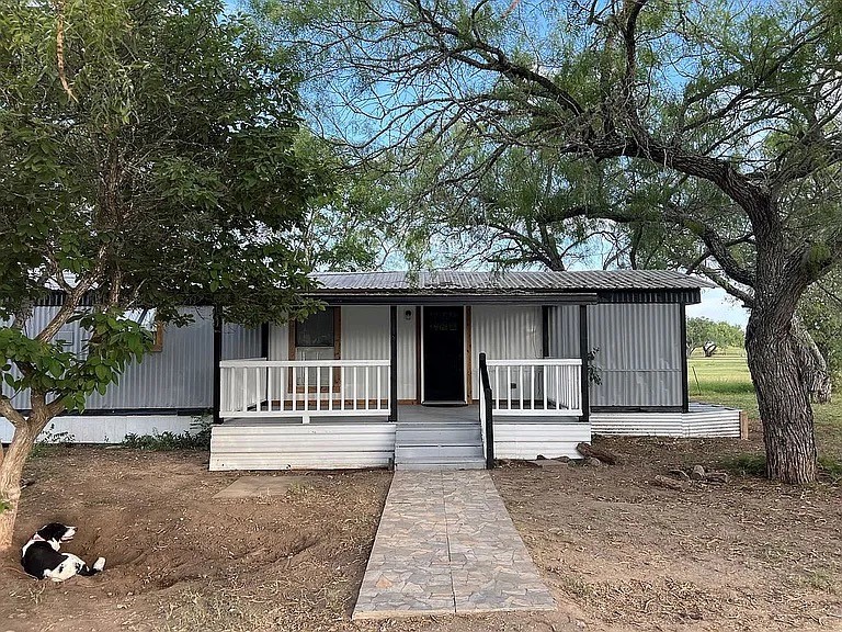 700 Lopez George West, TX 78022 - Photo 4 of 10