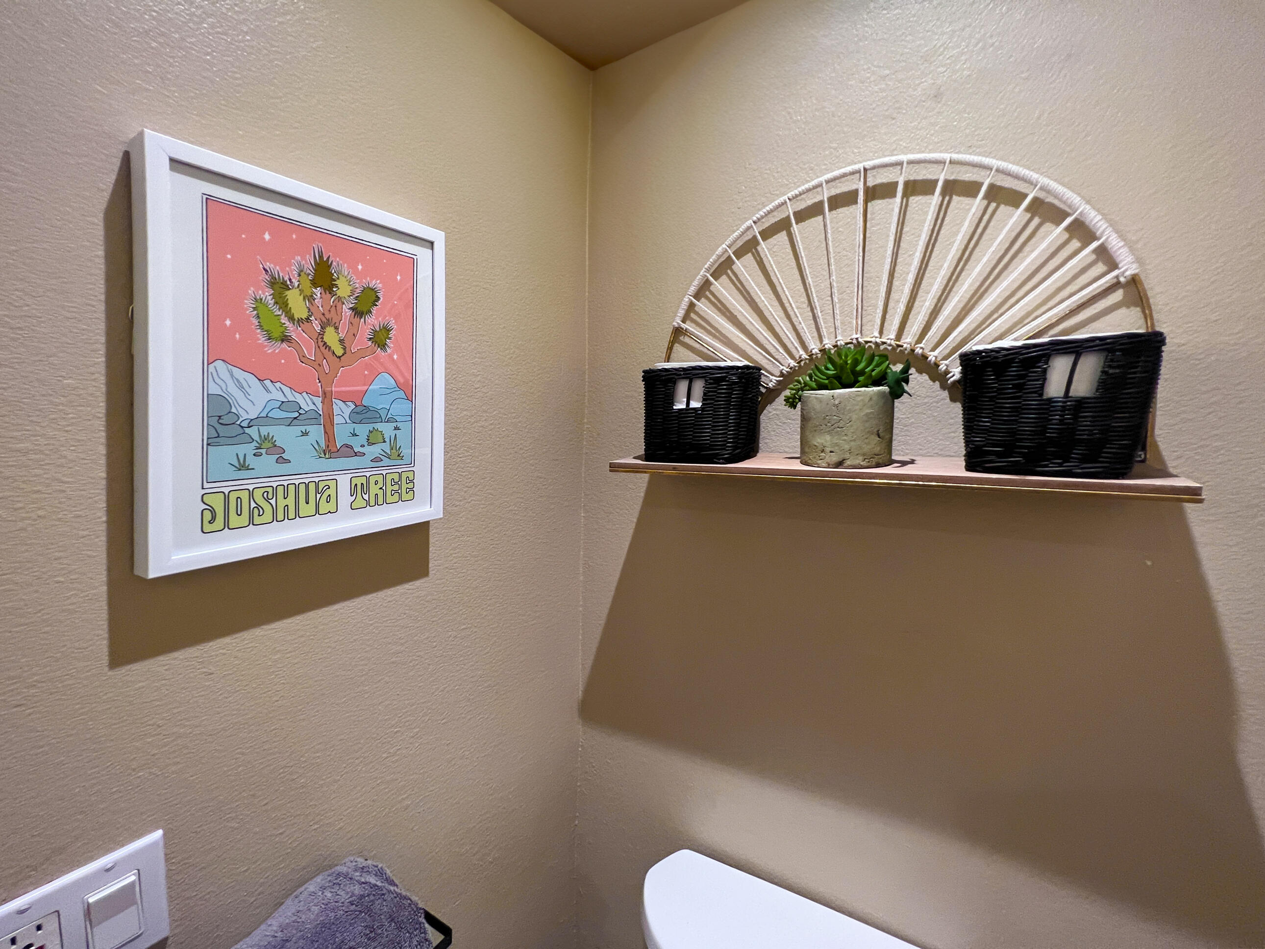77361 Preston Trail Palm Desert, CA 92211 - Photo 22 of 47 a bathroom with a toilet a sink and mirror