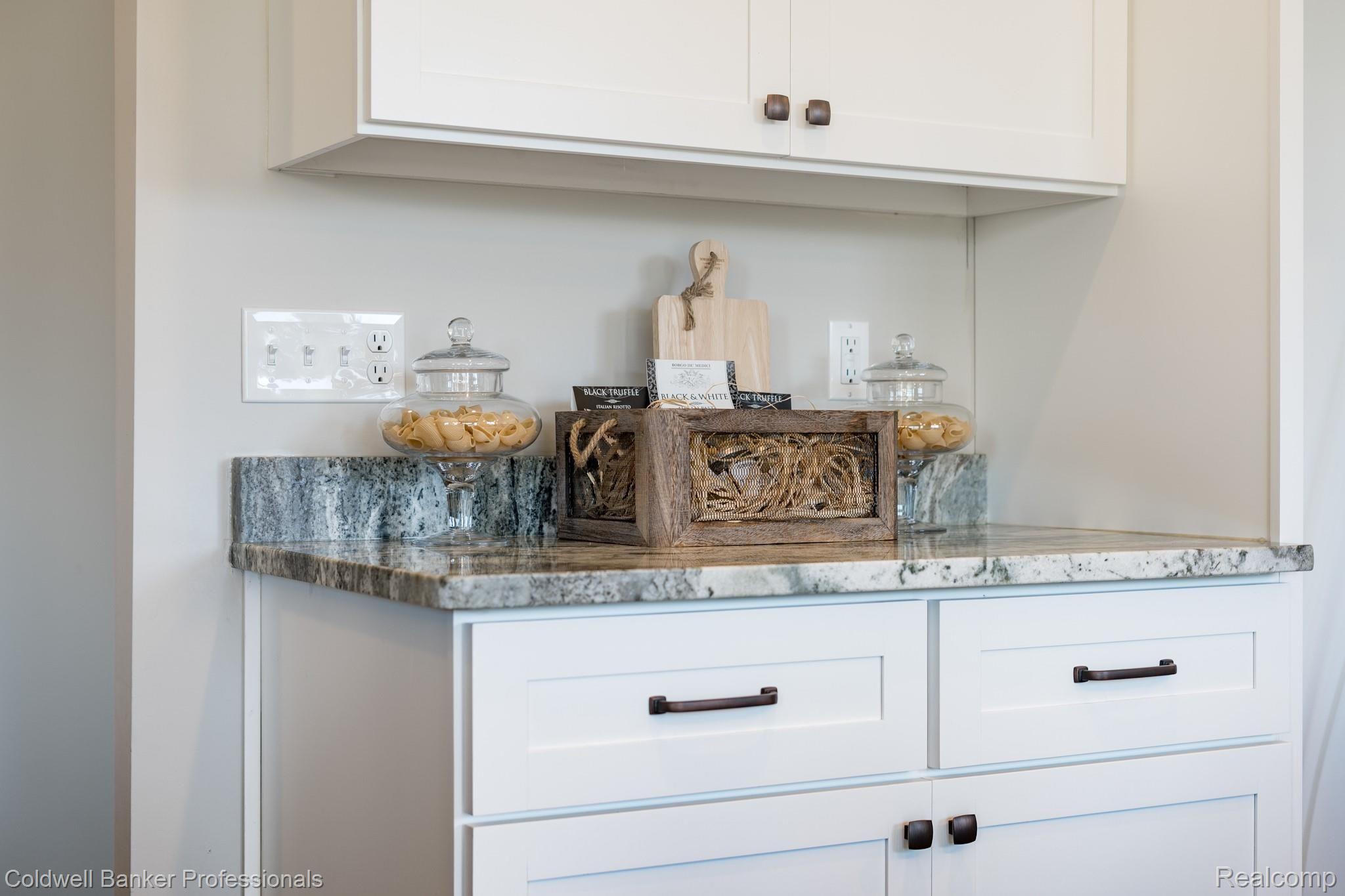 1085 Birkshire Ridge Rochester, MI 48307 - Photo 18 of 34 Plenty of countertop and storage space in this home!