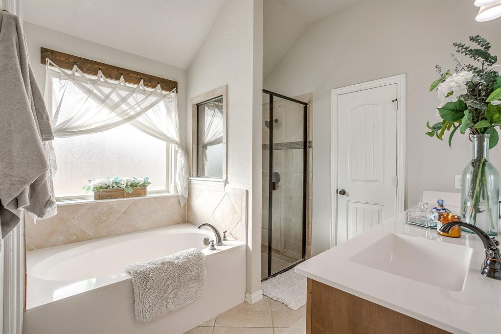 8005 Canyon Ridge Drive Godley, TX 76044 - Photo 24 of 40 a bathroom with a tub and a sink