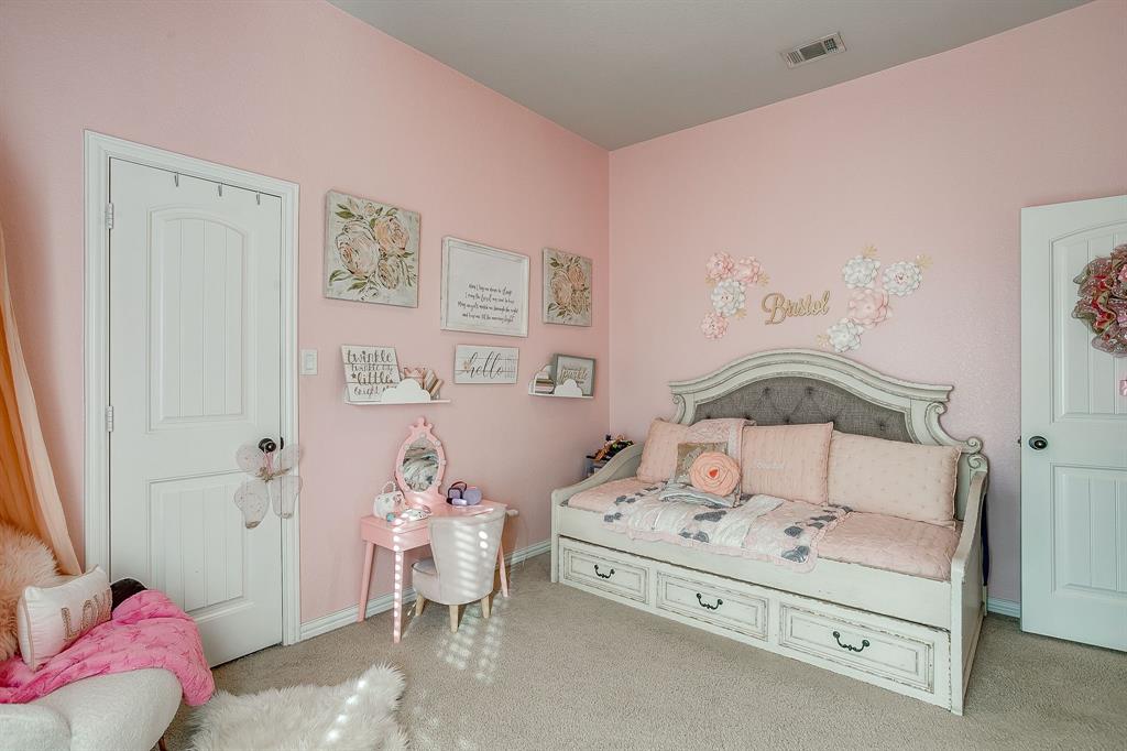 8005 Canyon Ridge Drive Godley, TX 76044 - Photo 30 of 40 a bedroom with a bed and a couch