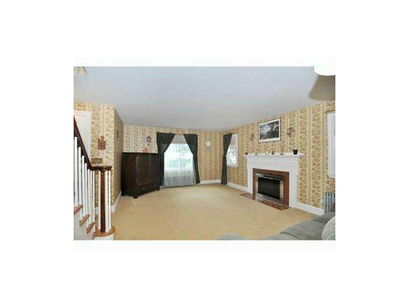 29 Carpathia Road Cranston, RI 02920 - Photo 8 of 15 Living Room.