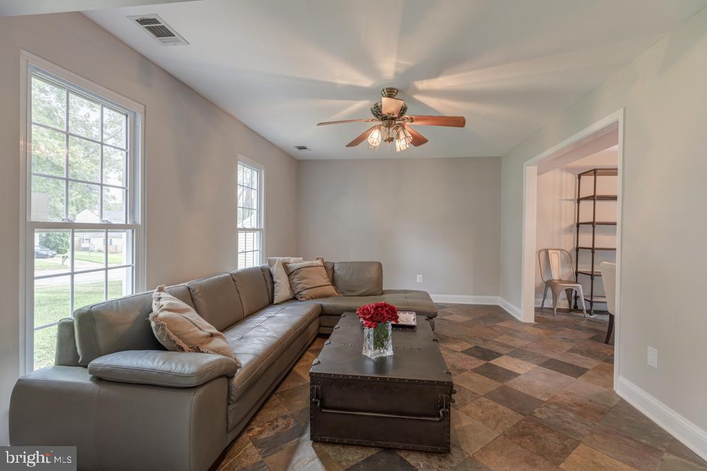 5532 Dunsmore Road Alexandria, VA 22315 - Photo 3 of 36 Living Room