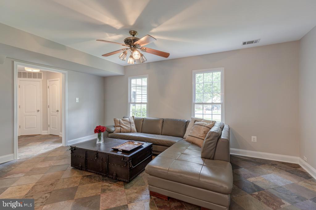 5532 Dunsmore Road Alexandria, VA 22315 - Photo 5 of 36 Living Room