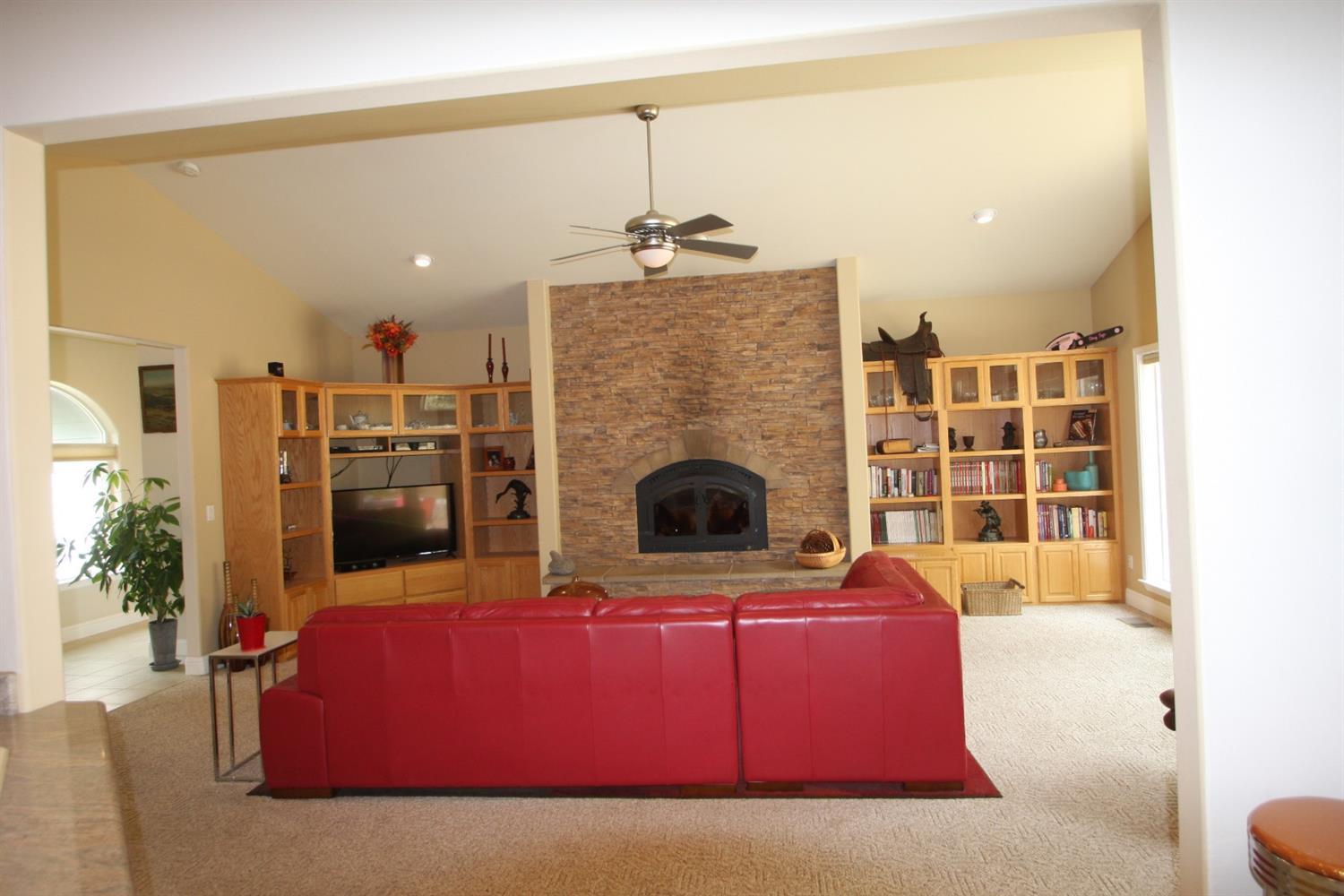 11819 Merganser Road Klamath Falls, OR 97601 - Photo 4 of 24 The great room has wonderful built-ins p