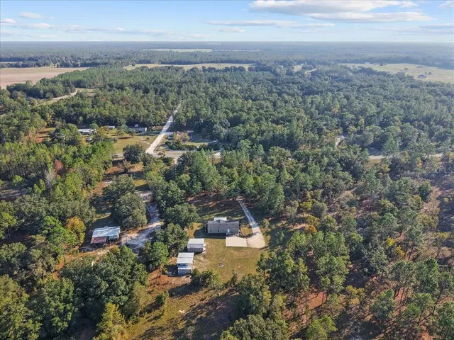 a view of a back yard