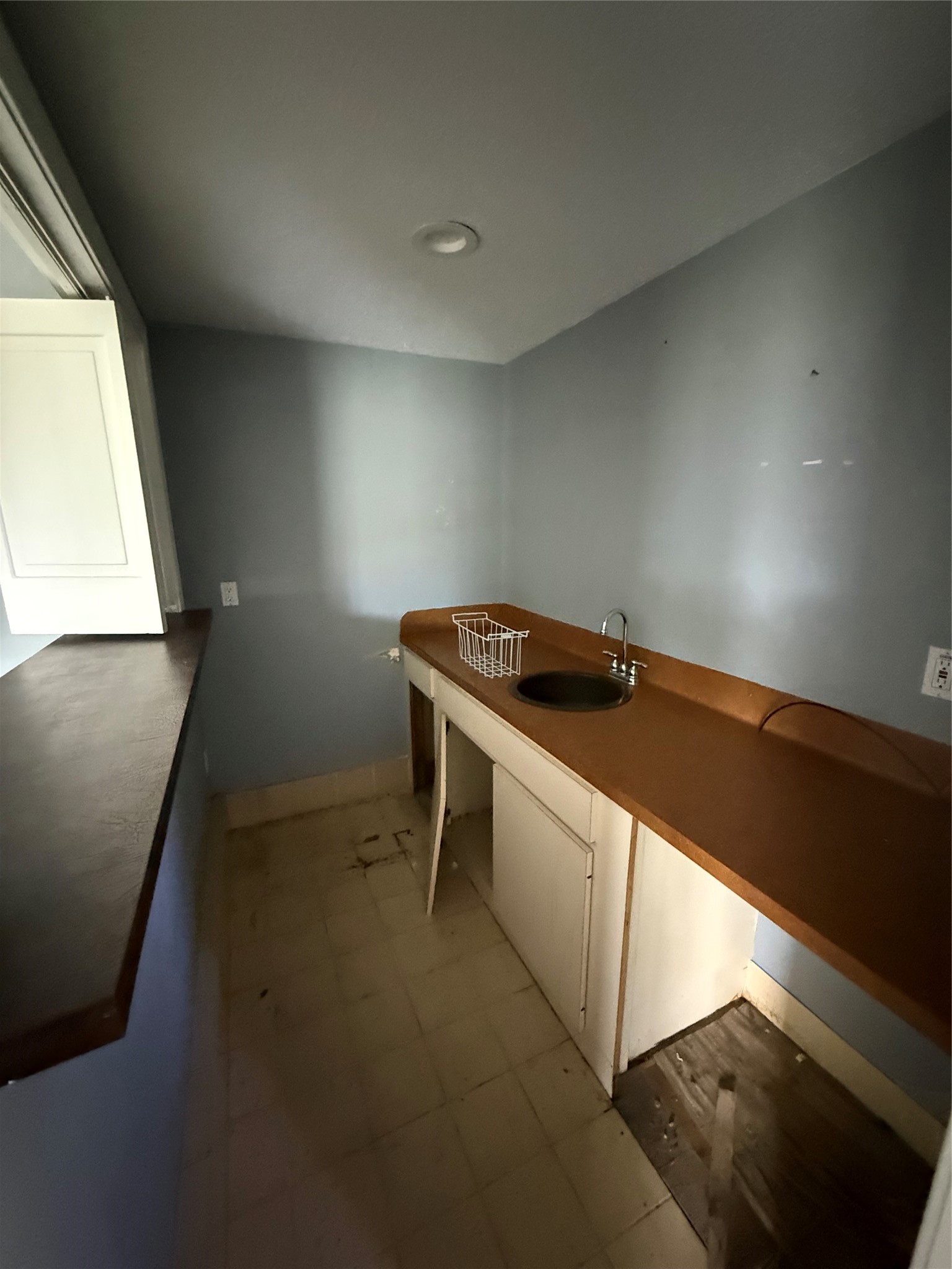 8007 Northbridge Circle Spring, TX 77379 - Photo 17 of 43 Wet bar open to living room