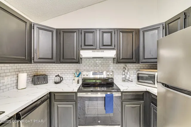 $2,100 | 5263 Glen Terrace, Tobyhanna, PA 18466