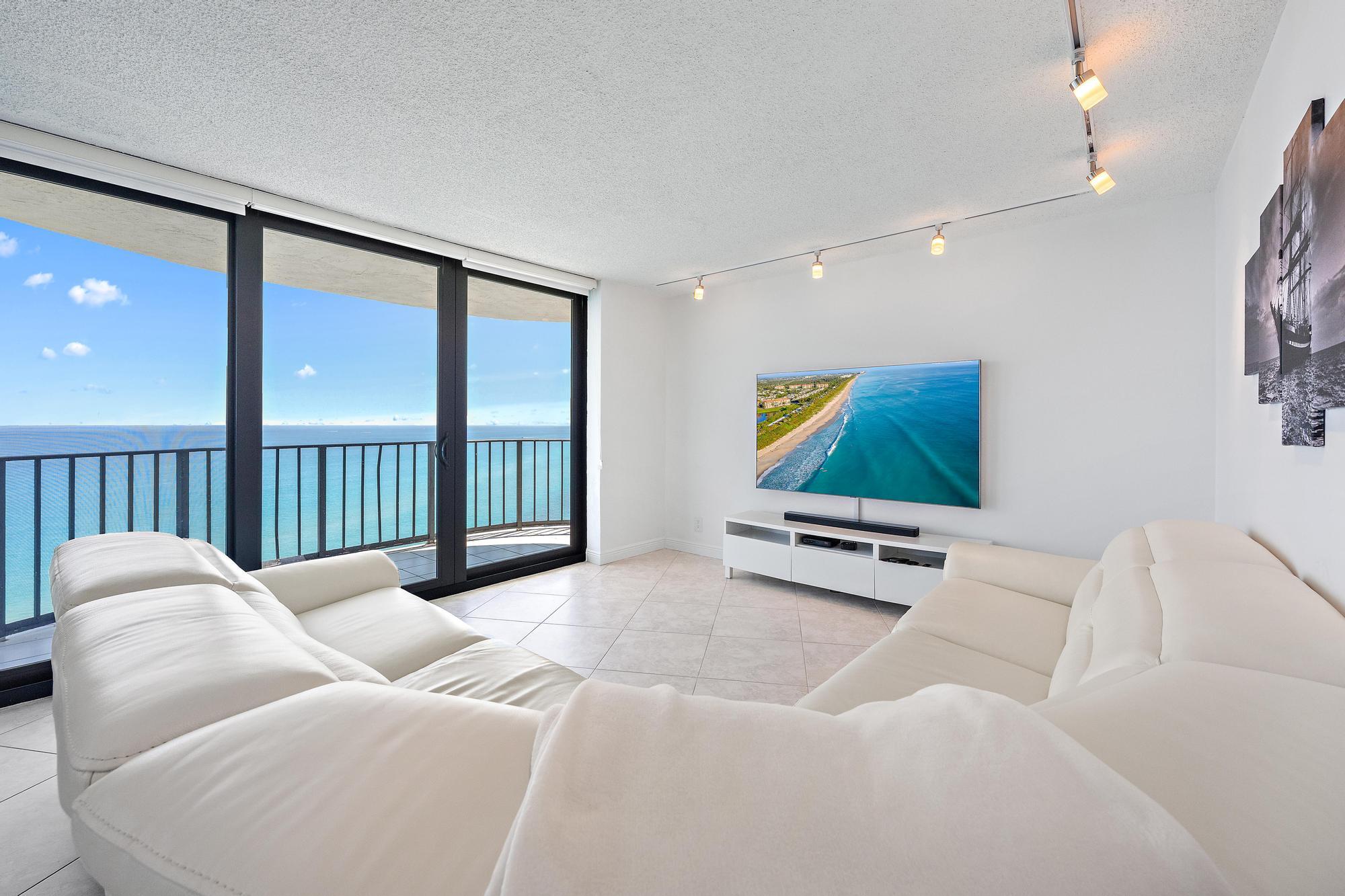 5420 North Ocean Drive, Unit PH2 Riviera Beach, FL 33404 - Photo 4 of 34 Living room