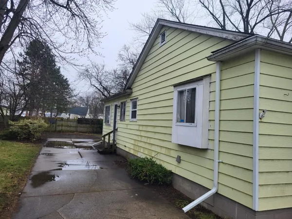 $140,000 | 20304 East Eight Mile Road, Harper Woods, MI 48225