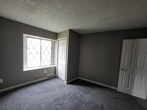 $140,000 | 20304 East Eight Mile Road, Harper Woods, MI 48225