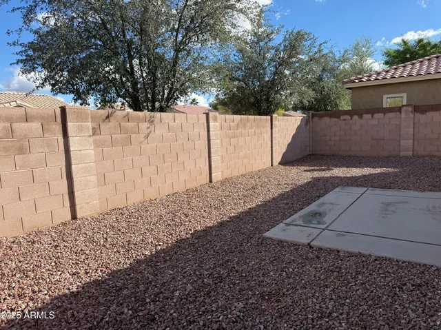a view of a backyard