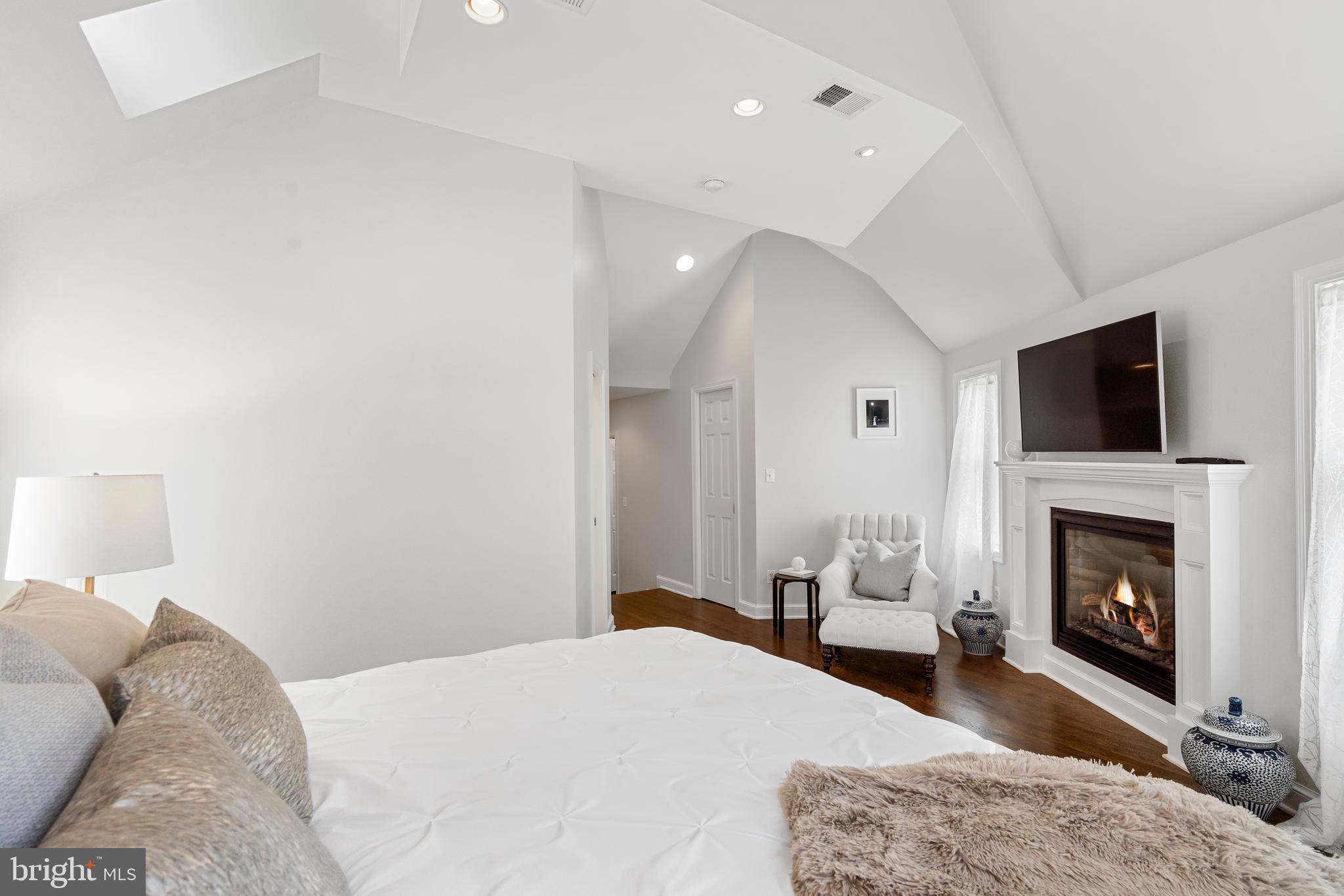 4764 Reservoir Road Northwest Washington, DC 20007 - Photo 16 of 32 Primary Bedroom