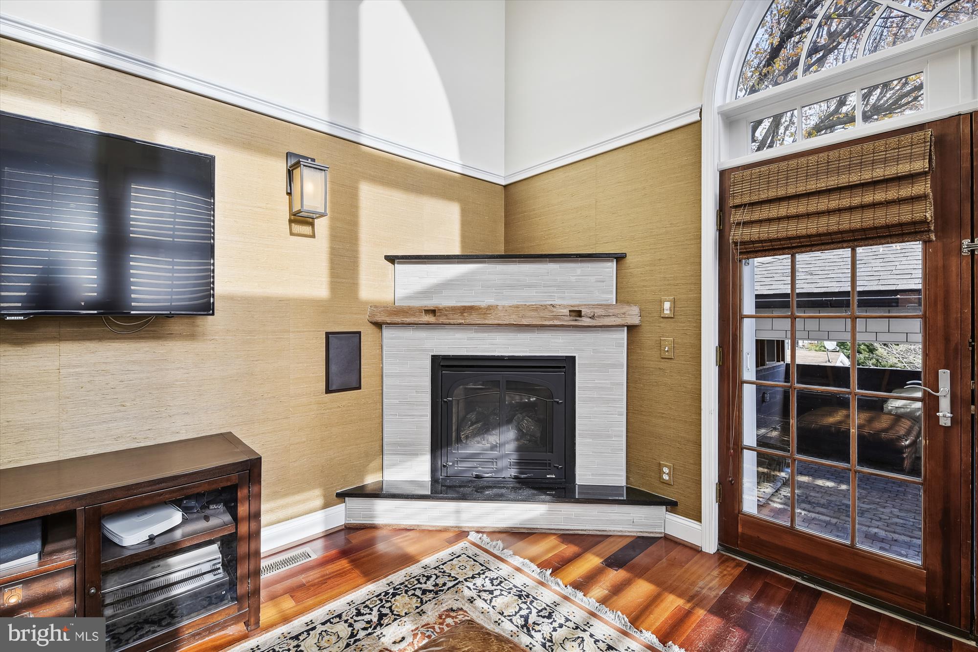 1401 Jackson Street Baltimore, MD 21230 - Photo 15 of 58 corner gas fireplace