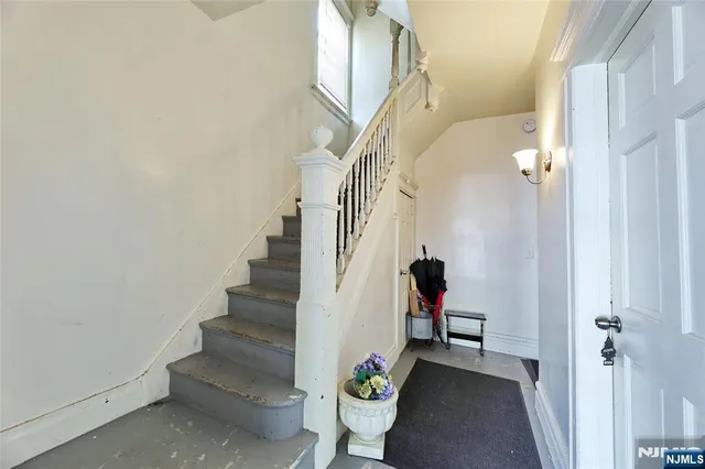 a view of entryway with workspace