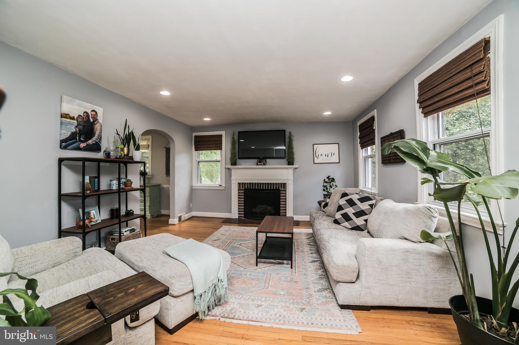 224 Warrior Road Drexel Hill, PA 19026 - Photo 4 of 30 Living Room
