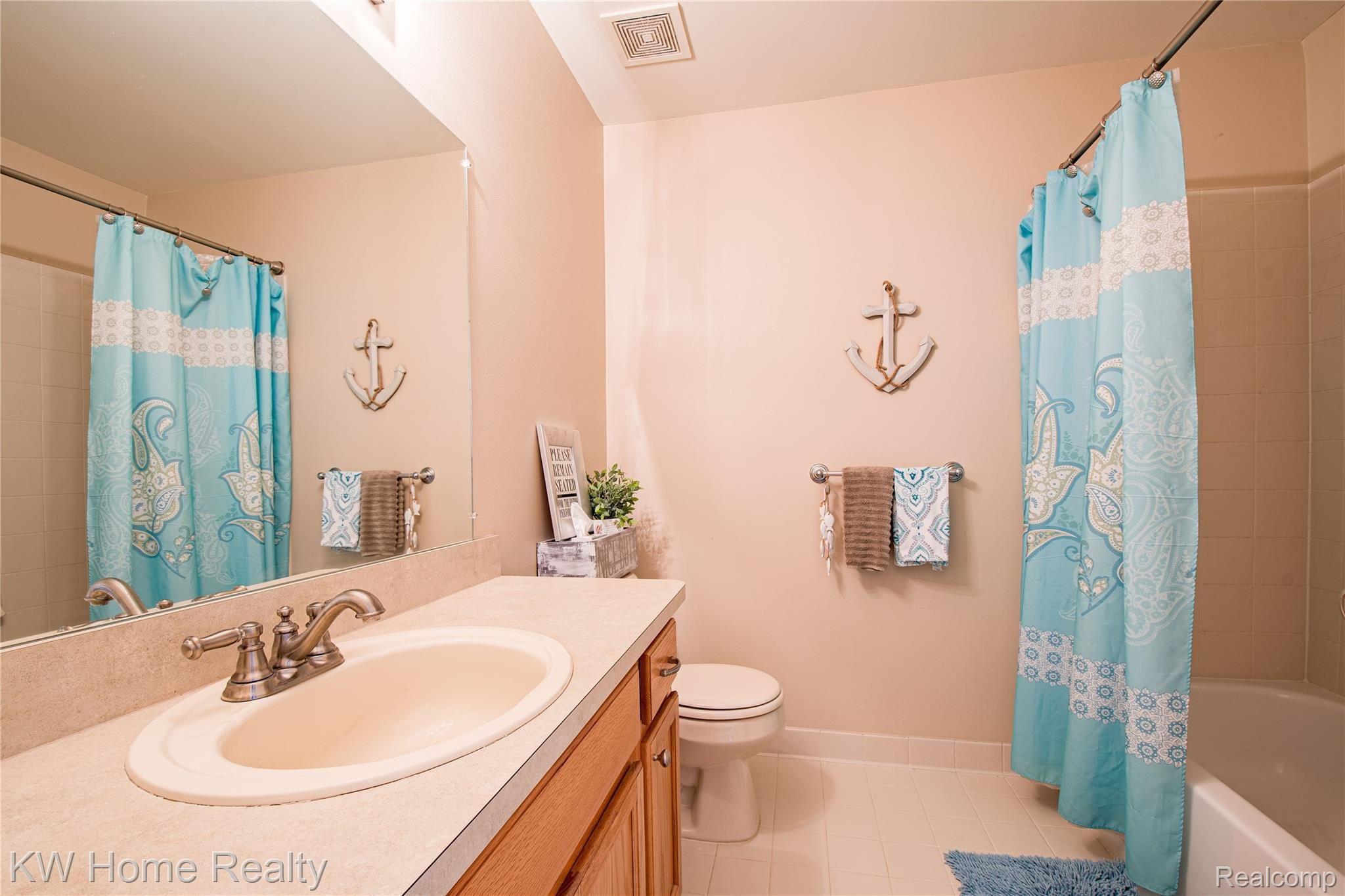45643 Heather Ridge Drive Macomb, MI 48044 - Photo 20 of 22 45643 Heather Ridge HDR14.jpg