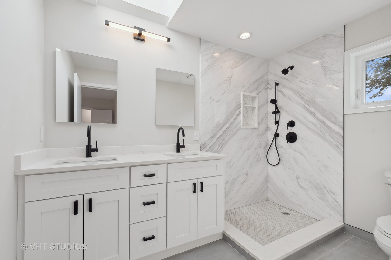 695 Ridge Road Highland Park, IL 60035 - Photo 10 of 23 a bathroom with a shower sink and mirror