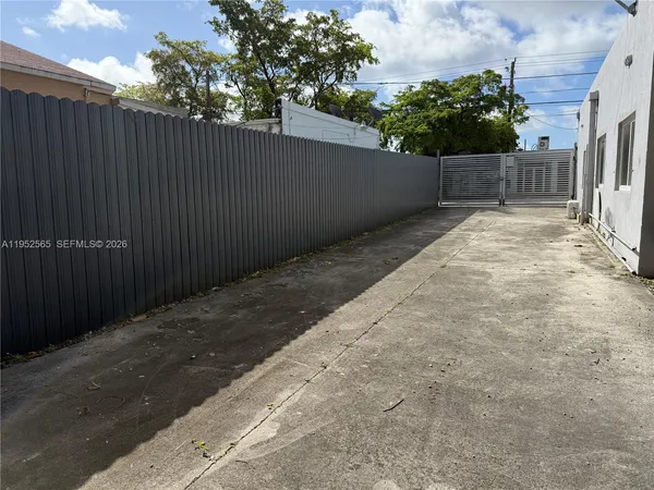 a view of a backyard