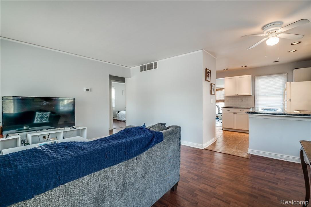 3172 Warick Road Royal Oak, MI 48073 - Photo 6 of 21 Interiors (11 of 20).jpg