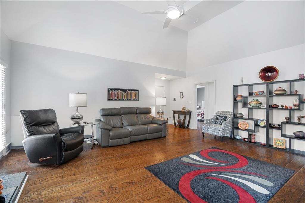 9736 Reeder Street Overland Park, KS 66214 - Photo 6 of 40