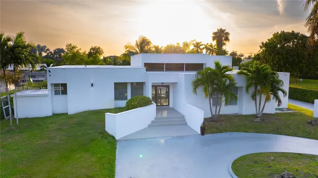 a view of a house with a backyard