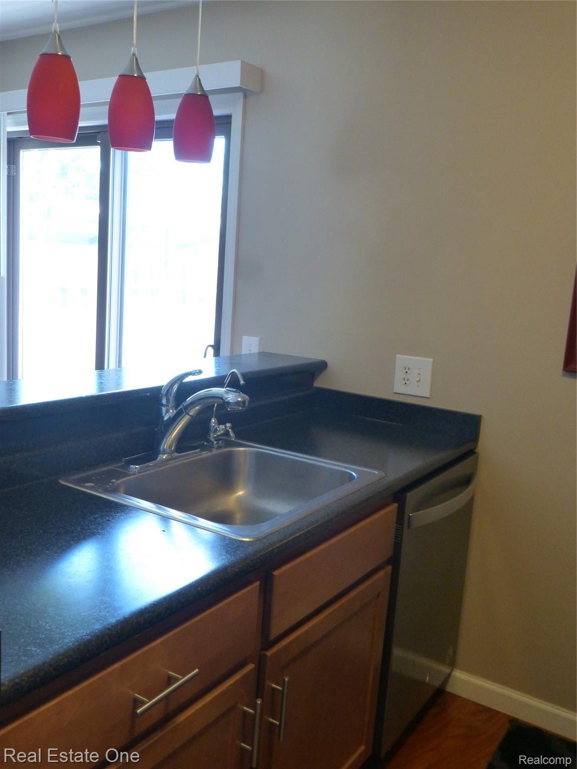 2451 Samoset Road, Unit 7 Royal Oak, MI 48073 - Photo 6 of 25 P1140190.JPG