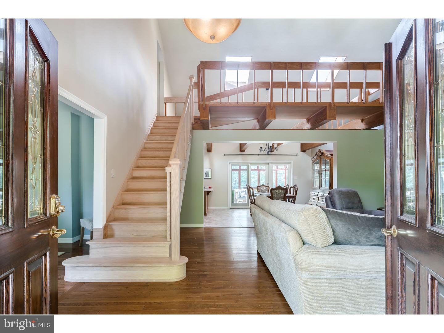 914 Davis Road Barrington, NJ 08007 - Photo 2 of 25 Living Room