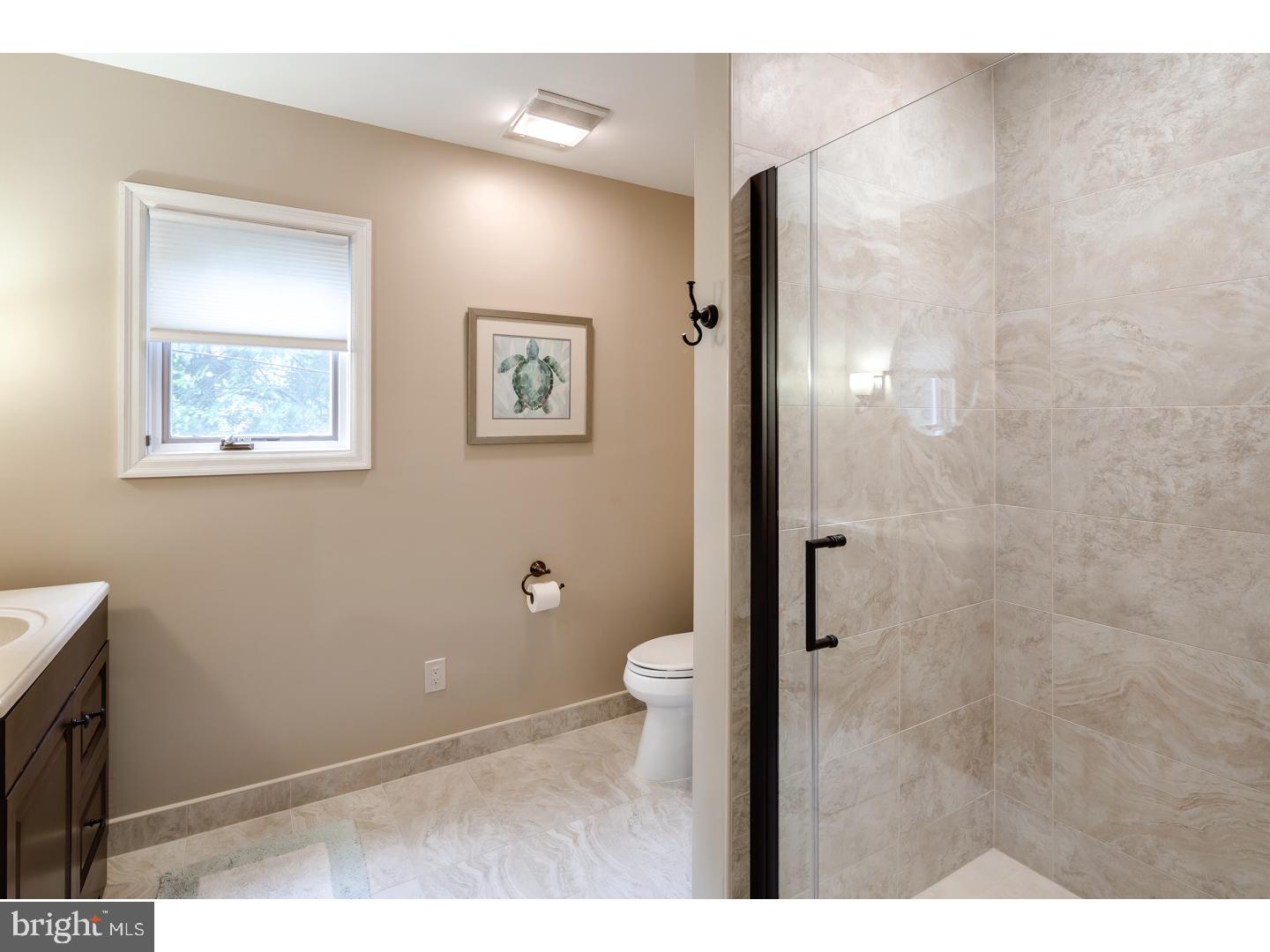 914 Davis Road Barrington, NJ 08007 - Photo 12 of 25 Bathroom