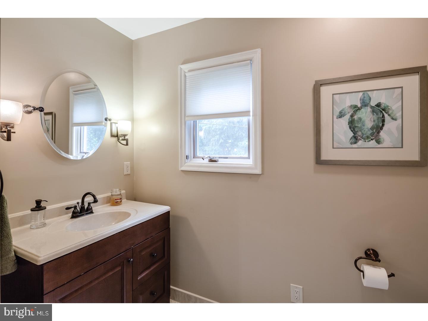 914 Davis Road Barrington, NJ 08007 - Photo 13 of 25 Bathroom