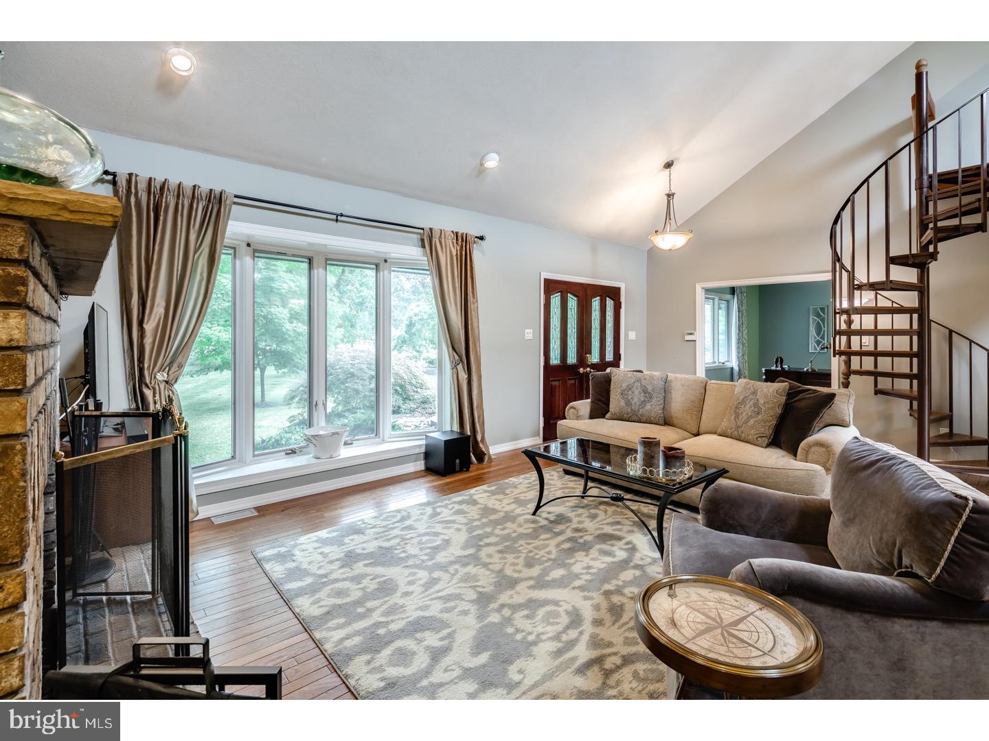 914 Davis Road Barrington, NJ 08007 - Photo 3 of 25 Living Room