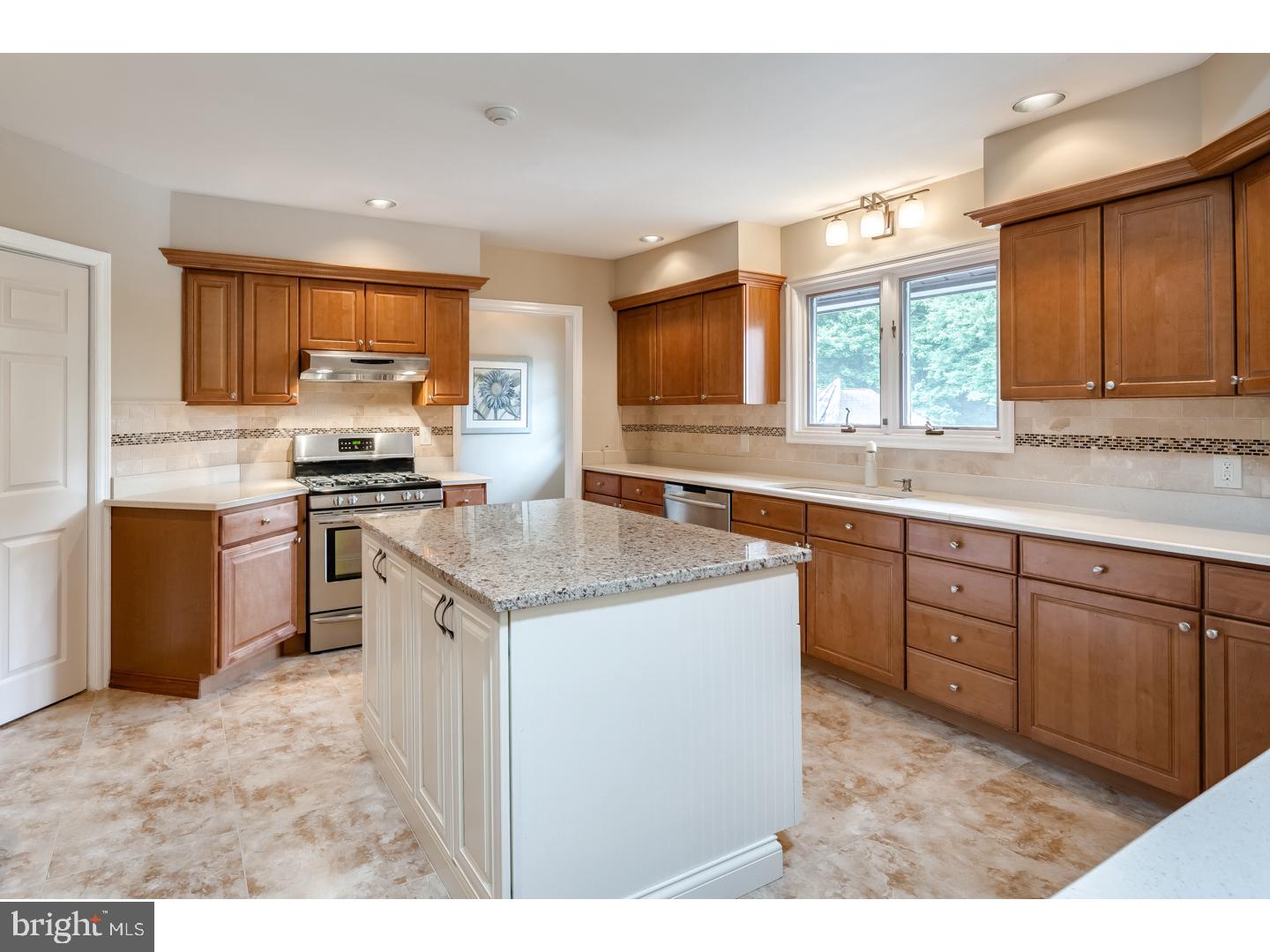 914 Davis Road Barrington, NJ 08007 - Photo 5 of 25 Kitchen