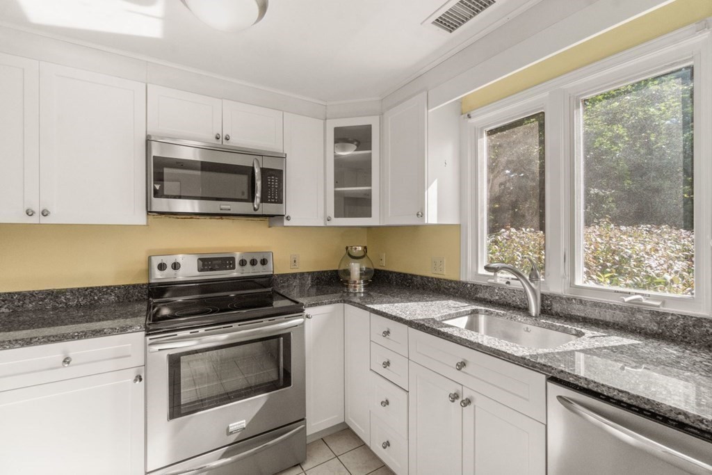 28 Jericho Road, Unit 28 Weston, MA 02493 - Photo 8 of 18