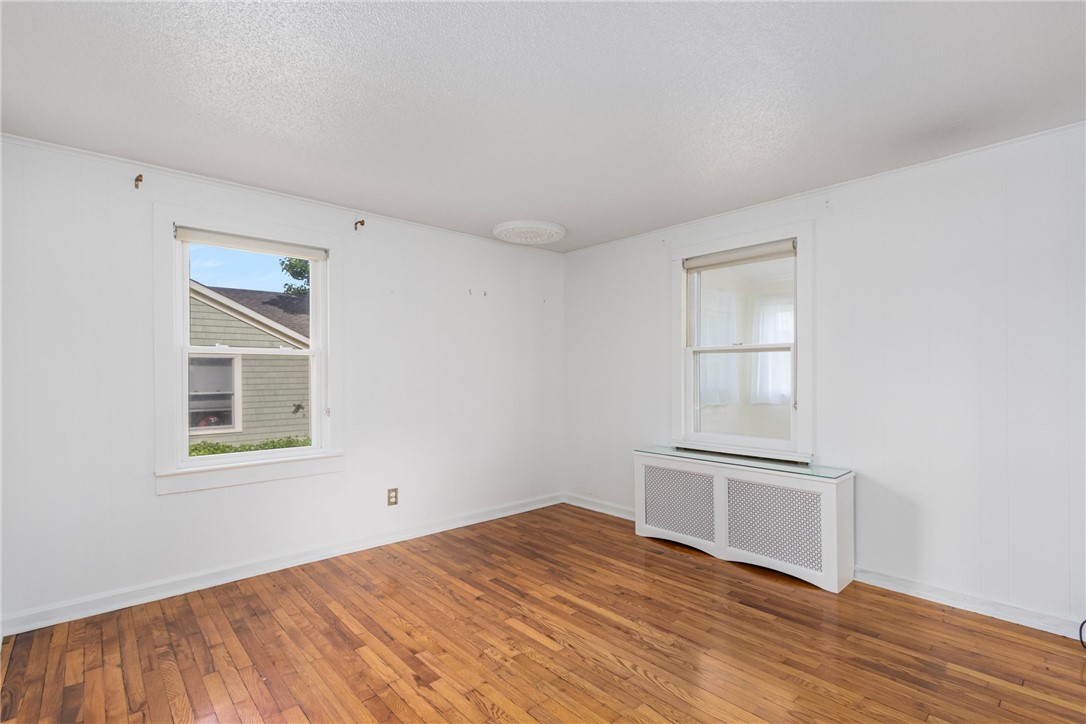 37 Reservoir Road Middletown, RI 02842 - Photo 6 of 39 Living Room