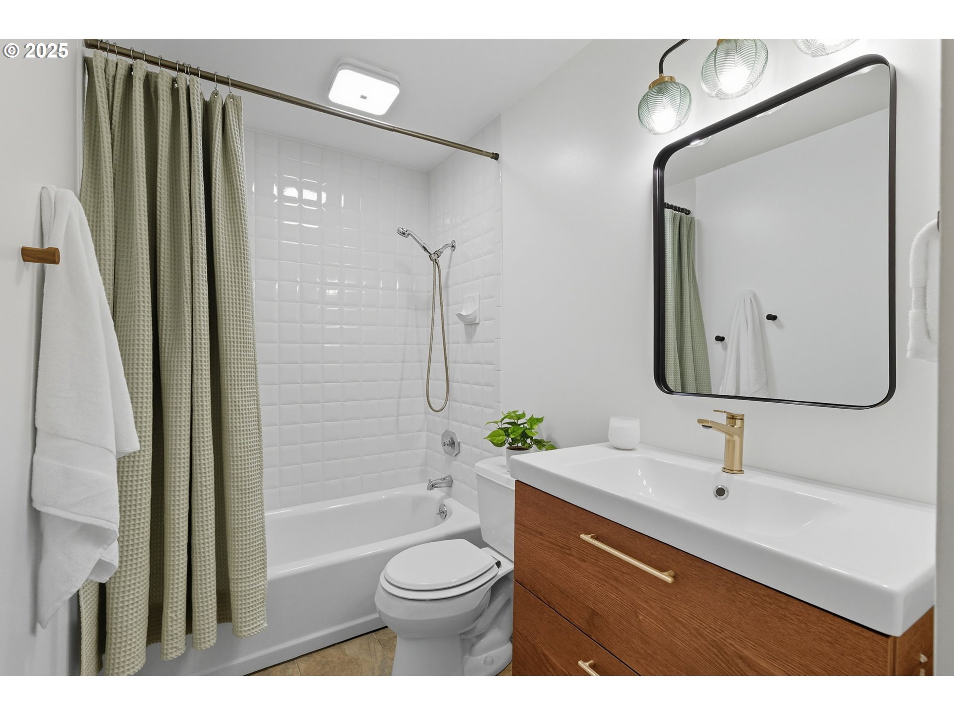 8975 Southwest Homewood Street Portland, OR 97225 - Photo 28 of 39 Bathroom