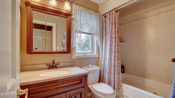 $879,999 | 6 Carlisle Court, Manalapan, NJ 07726