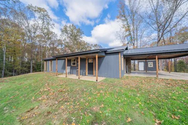 a view of a house with backyard and garden