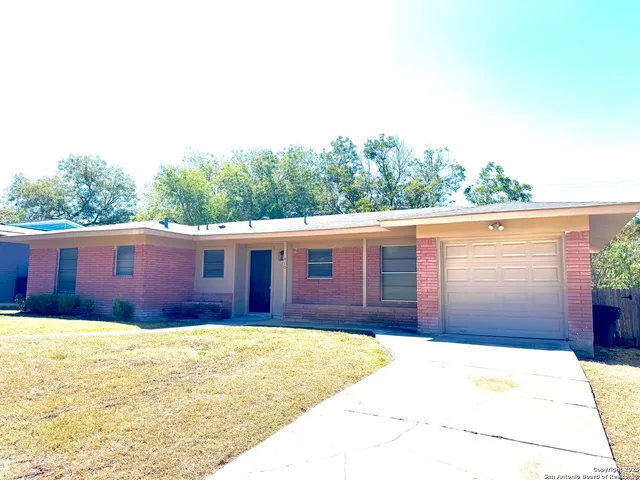 a view of a backyard