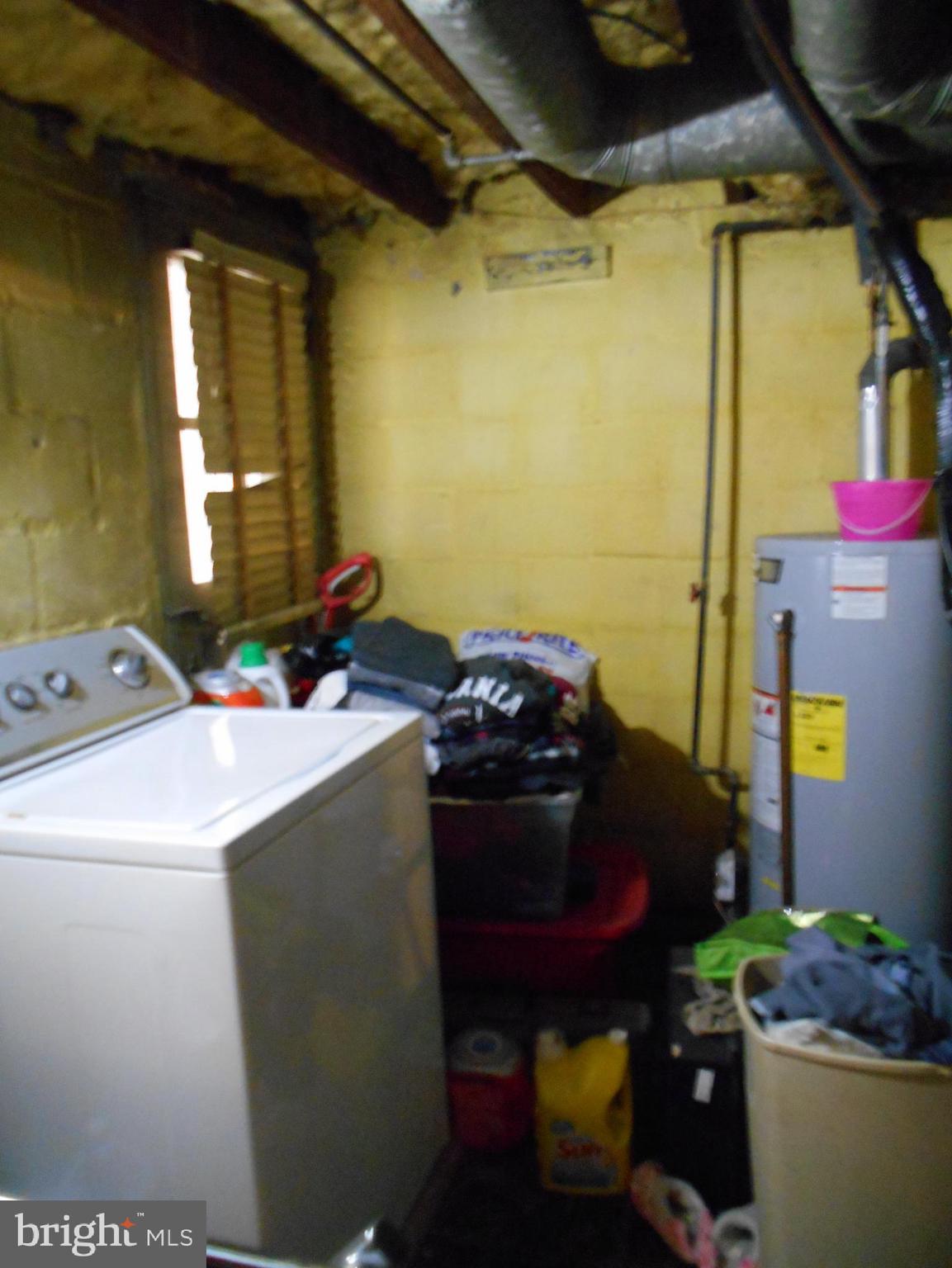 323 West Riverview Road Baltimore, MD 21225 - Photo 17 of 26 Laundry area