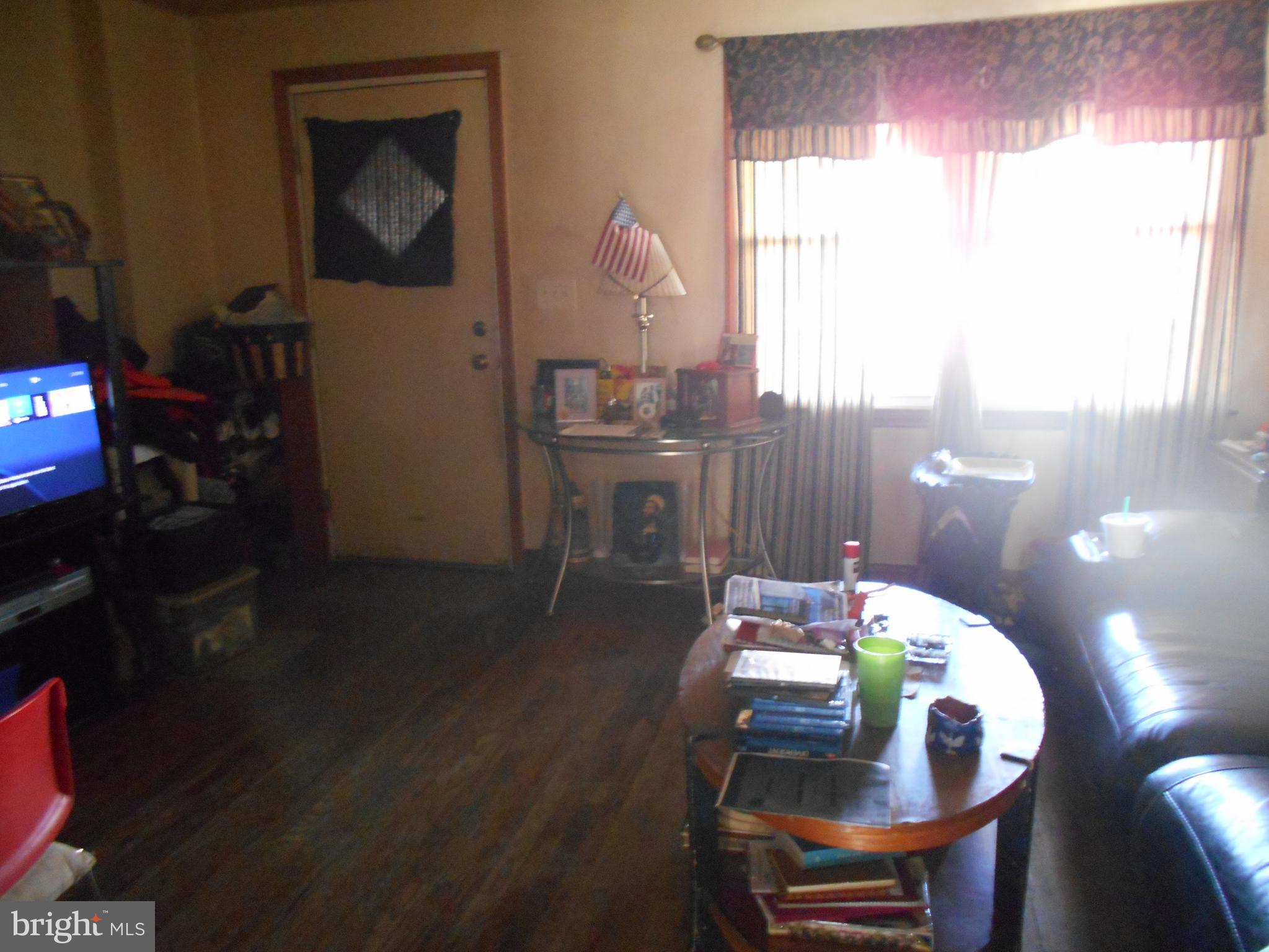 323 West Riverview Road Baltimore, MD 21225 - Photo 4 of 26 Living Room