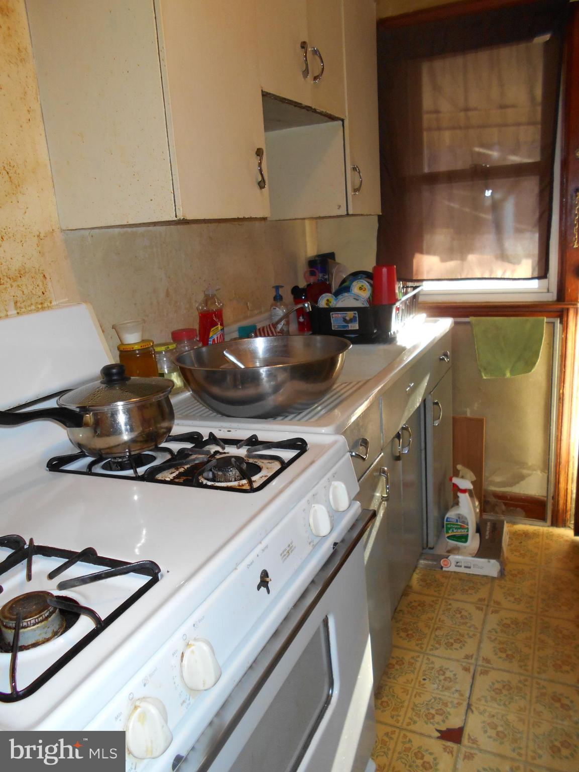 323 West Riverview Road Baltimore, MD 21225 - Photo 6 of 26 Galley Kitchen