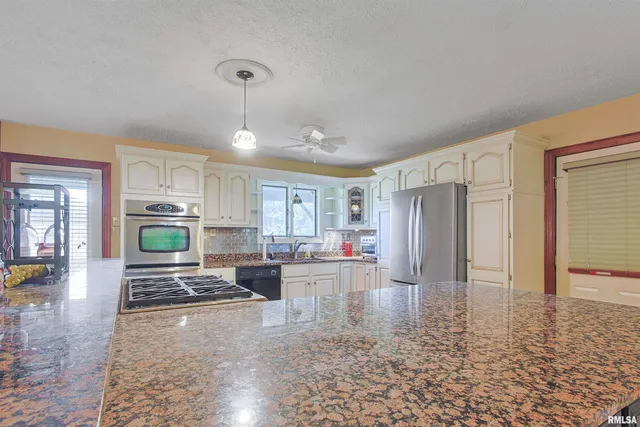 $235,000 | 15 White Oak Lane, Metropolis, IL 62960